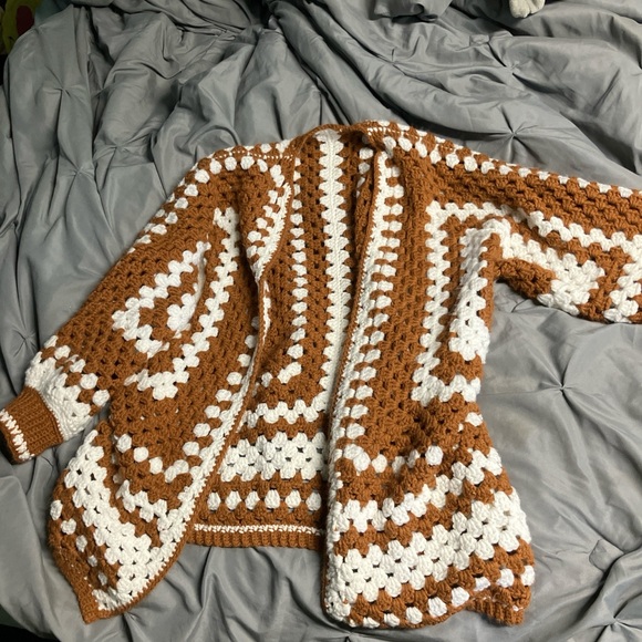 Knitted cardigan/sweater. - Picture 2 of 2
